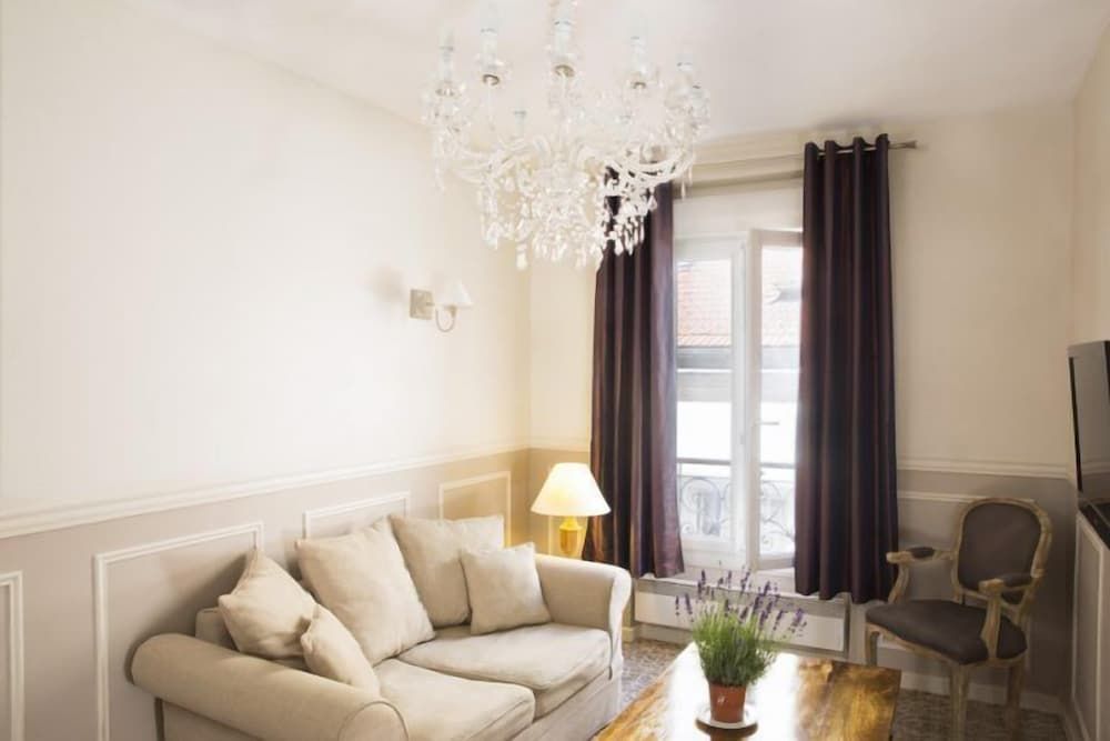 Bastille Hostel Apartment 13