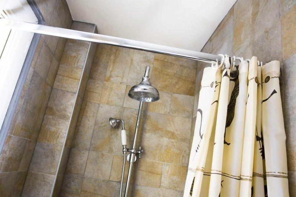 Bastille Hostel Apartment 6