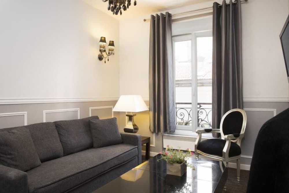 Bastille Hostel Apartment 11