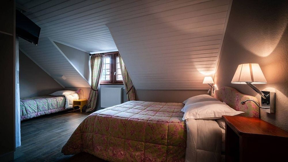 Hotel Des Deux Clefs Triple Room