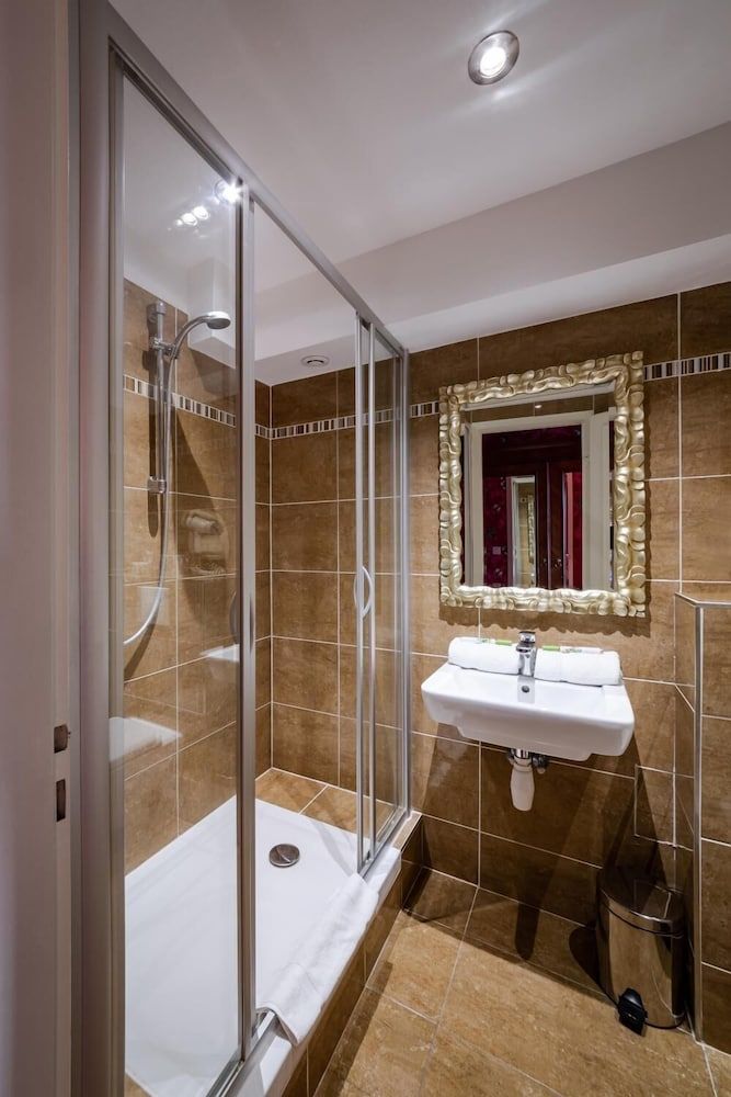 Hotel Des Deux Clefs Triple Room 2