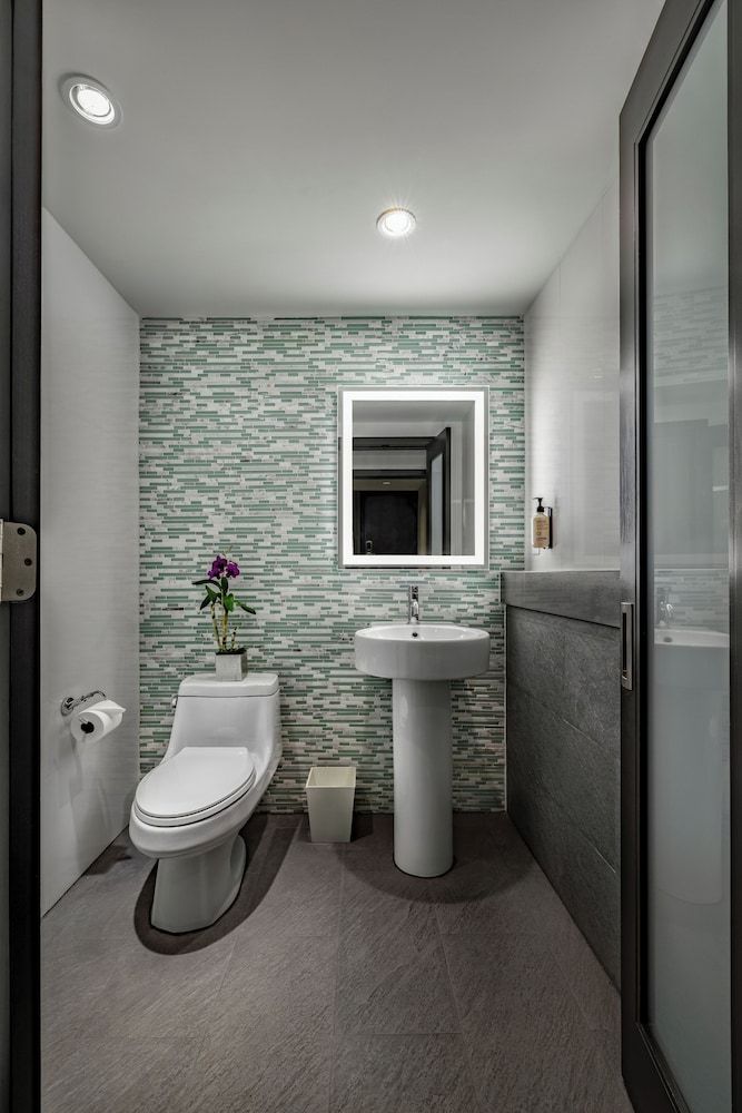 The Palms Hotel & Spa Superior Room, 1 King Bed, City View 5