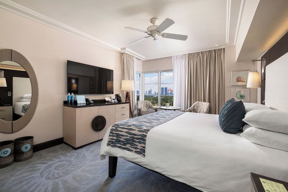 The Palms Hotel & Spa Superior Room, 1 King Bed, City View