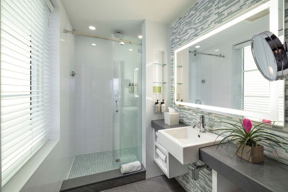 The Palms Hotel & Spa Superior Room, 1 King Bed, City View 4