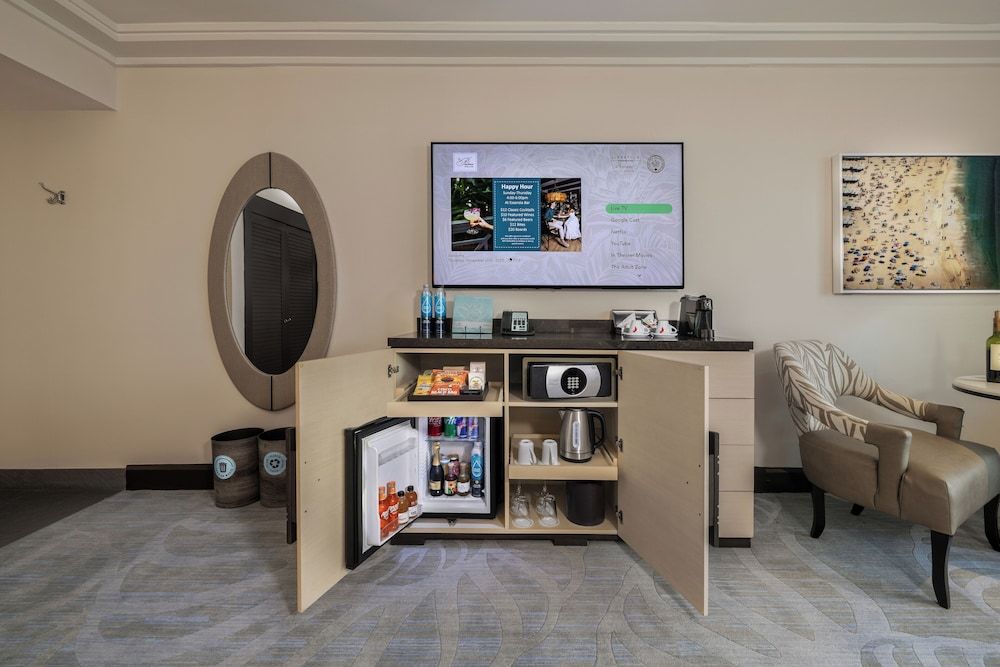 The Palms Hotel & Spa Superior Room, 1 King Bed, City View 6