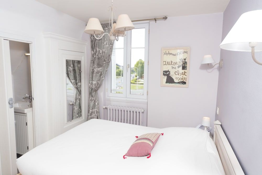 Villa les Mots Passants Standard Double Room (Petite) shower 2