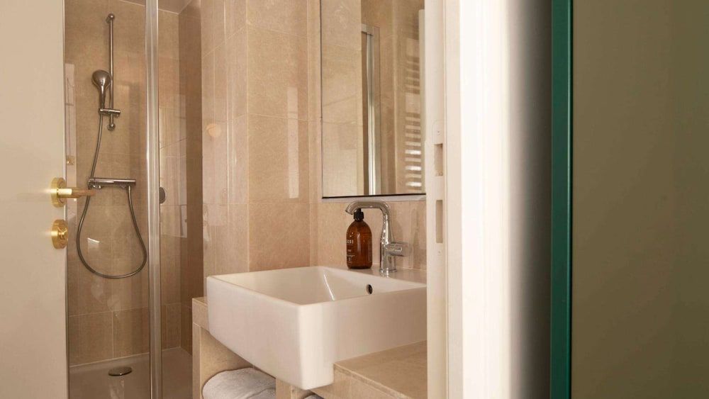 Hôtel des Deux-Iles - Notre-Dame Classic Double Room (La Mini Duo) 4