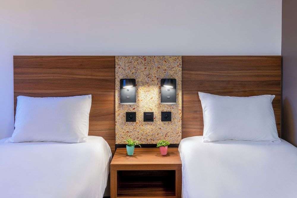 greet Hotel Chatellerault Room, 2 Twin Beds 4