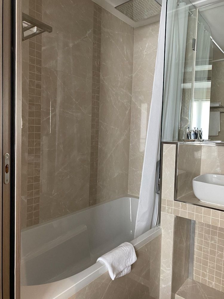 Hôtel Louvre Sainte Anne Twin Room 11