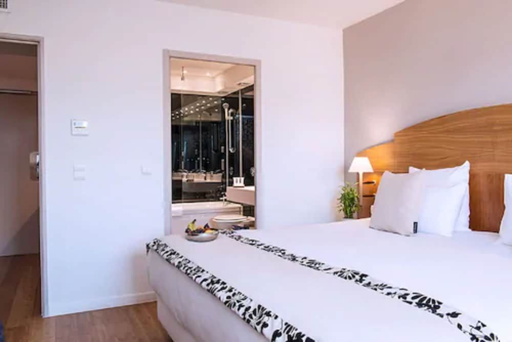 C Suites Superior Double or Twin Room 4