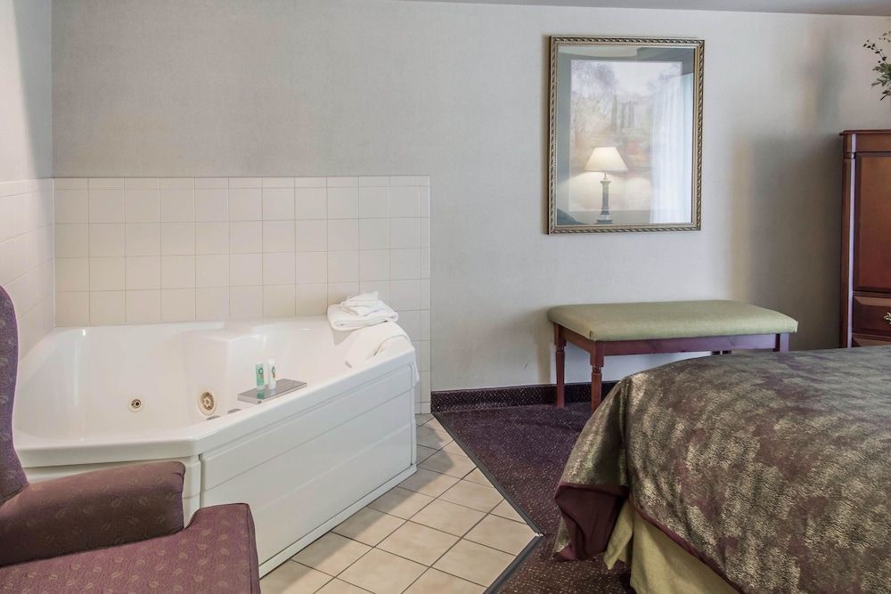 Suite, 1 King Bed, Jetted Tub