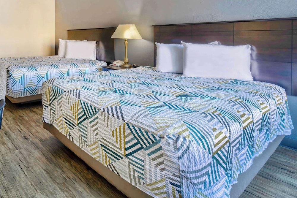 Motel 6 Effingham, IL Standard Room, 2 Queen Beds, Non Smoking, Refrigerator & Microwave 4