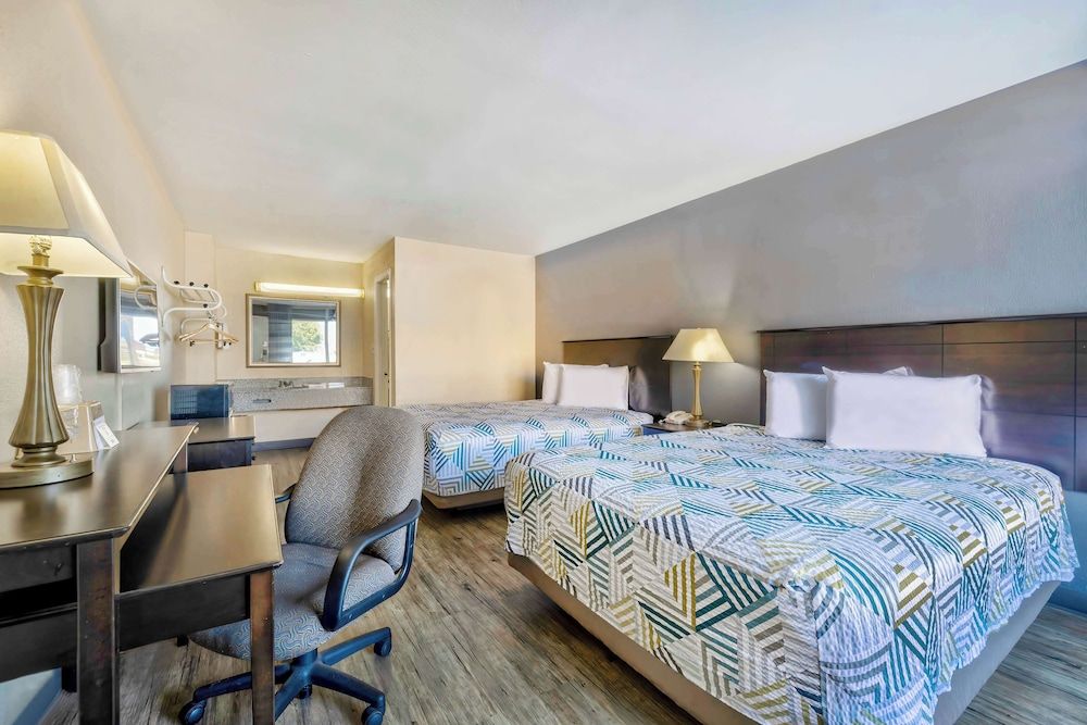 Motel 6 Effingham, IL Standard Room, 2 Queen Beds, Non Smoking, Refrigerator & Microwave 3