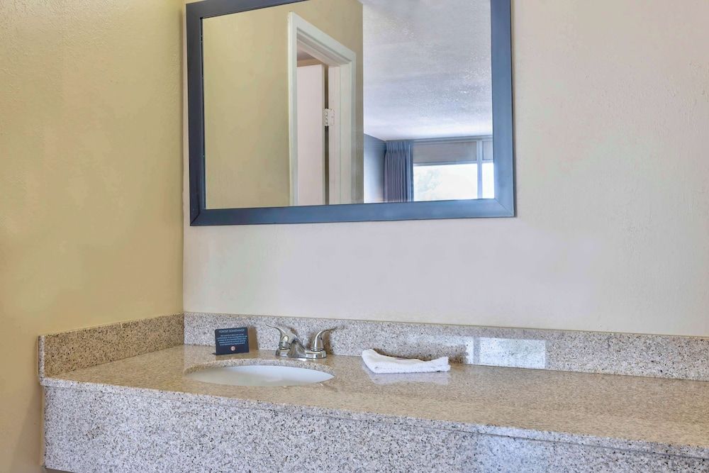 Motel 6 Effingham, IL Standard Room, 1 King Bed, Non Smoking, Refrigerator & Microwave 5