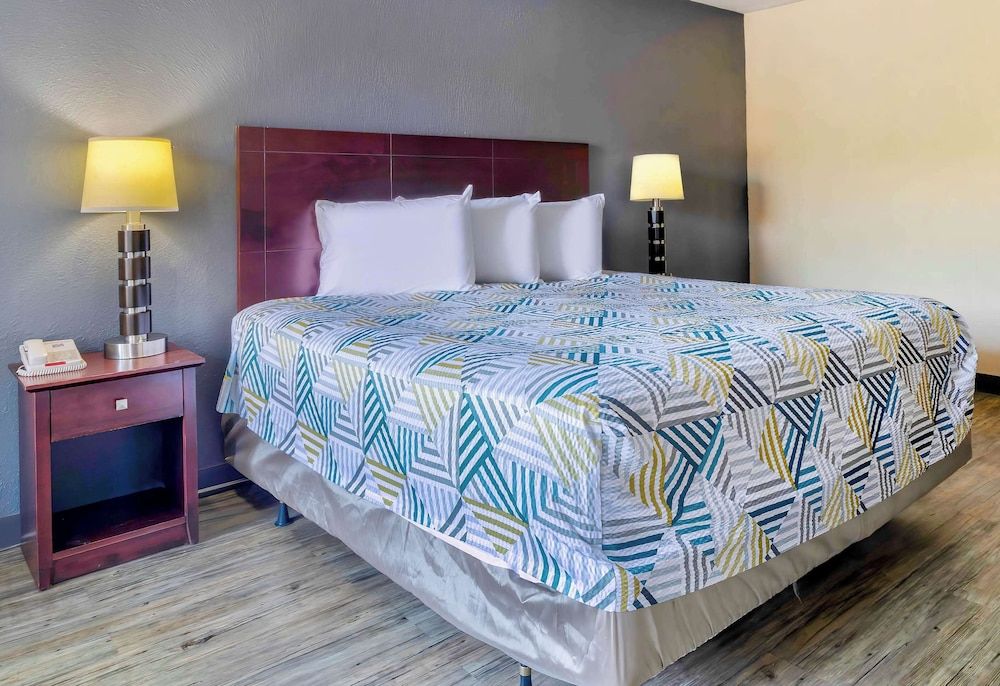 Motel 6 Effingham, IL Standard Room, 1 King Bed, Non Smoking, Refrigerator & Microwave 2