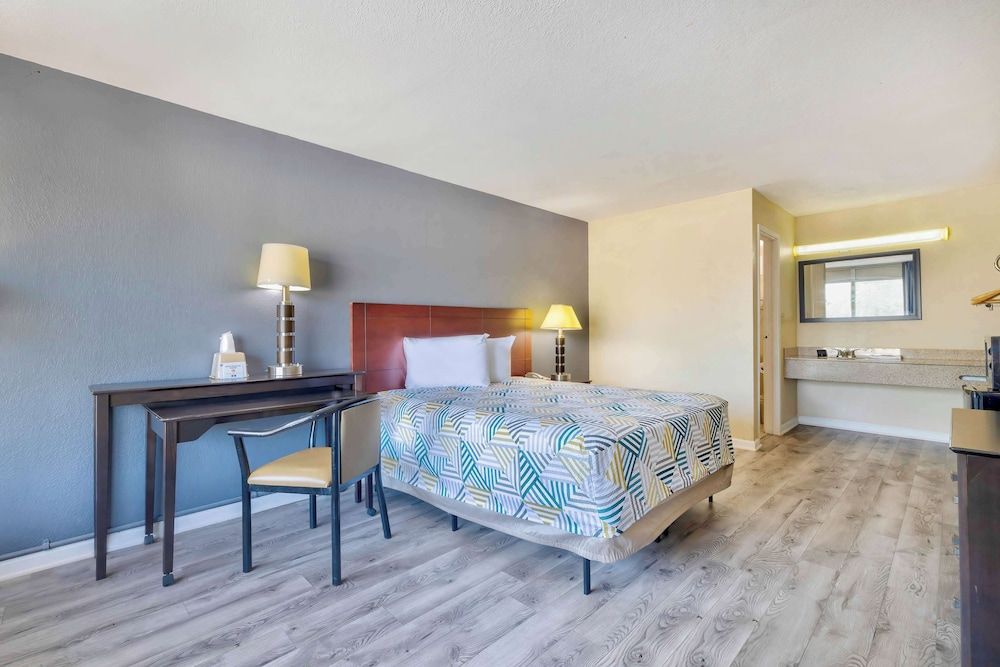 Motel 6 Effingham, IL Standard Room, 1 Queen Bed, Non Smoking, Refrigerator & Microwave