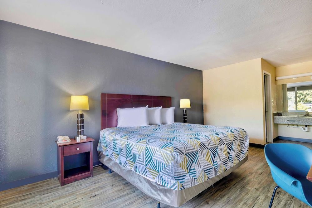 Motel 6 Effingham, IL Standard Room, 1 King Bed, Non Smoking, Refrigerator & Microwave