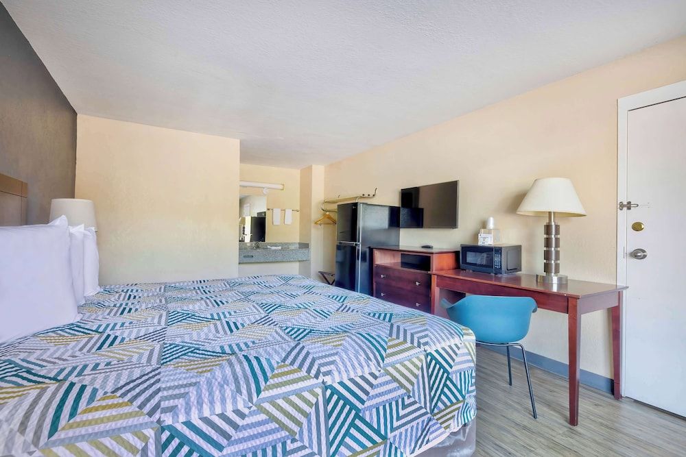 Motel 6 Effingham, IL Standard Room, 1 King Bed, Non Smoking, Refrigerator & Microwave 3