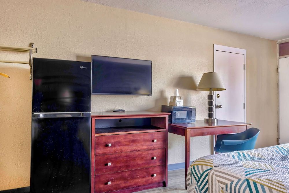 Motel 6 Effingham, IL Standard Room, 1 King Bed, Non Smoking, Refrigerator & Microwave 9