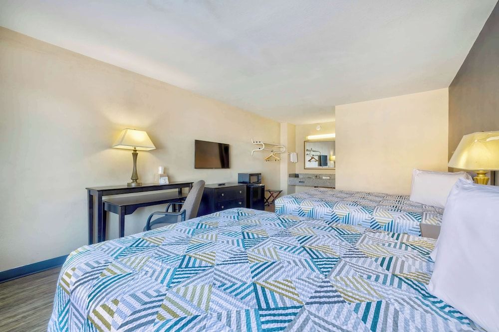 Motel 6 Effingham, IL Standard Room, 2 Queen Beds, Non Smoking, Refrigerator & Microwave 5