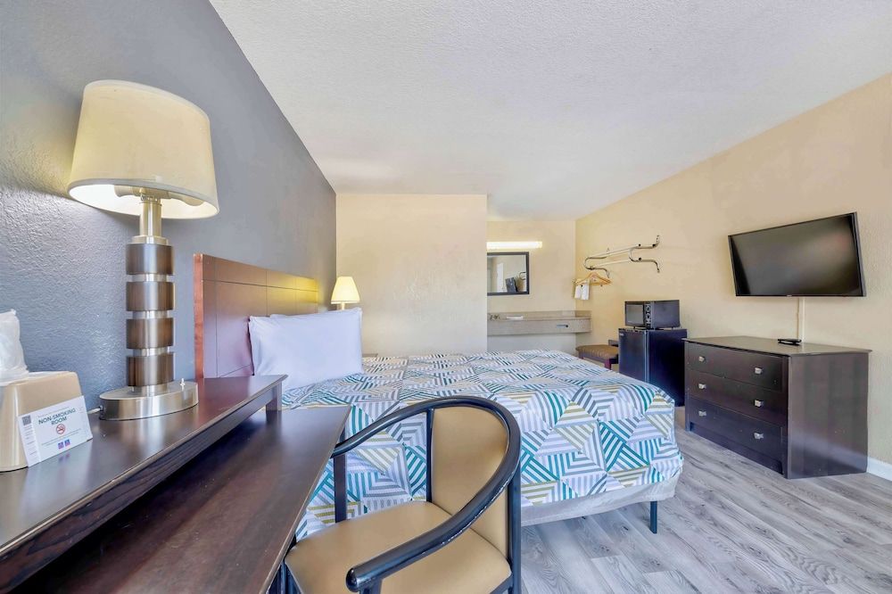 Motel 6 Effingham, IL Standard Room, 1 Queen Bed, Non Smoking, Refrigerator & Microwave 2