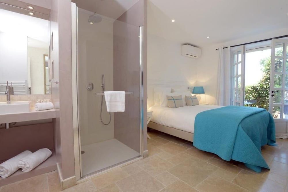 Small Room, sea view