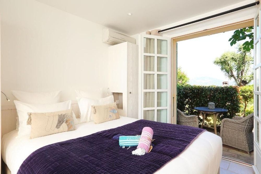 Small Room, sea view