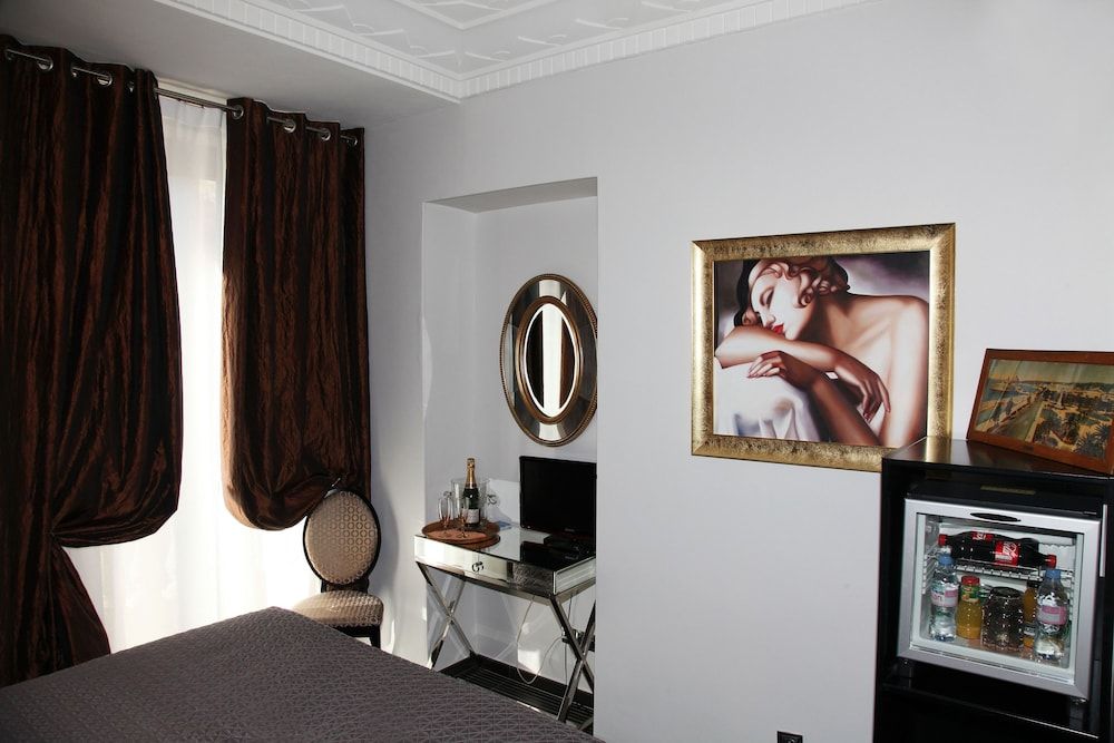 Le Meurice Standard Double Room 11