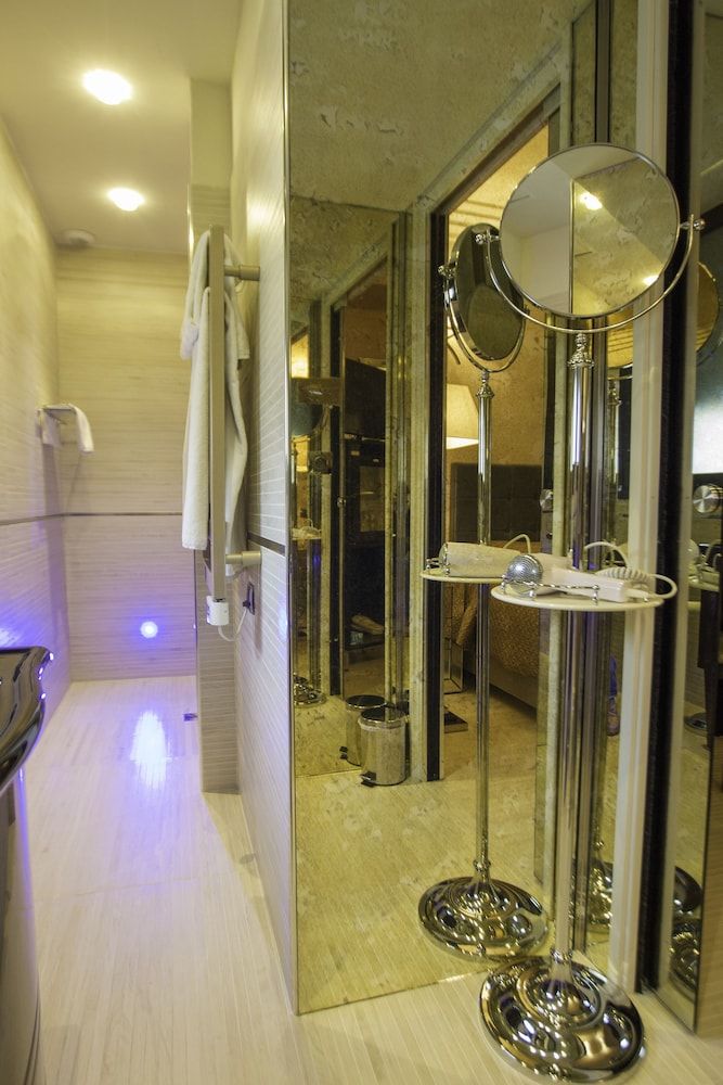 Le Meurice Standard Double Room 7