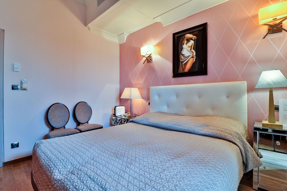 Le Meurice Standard Double Room 5