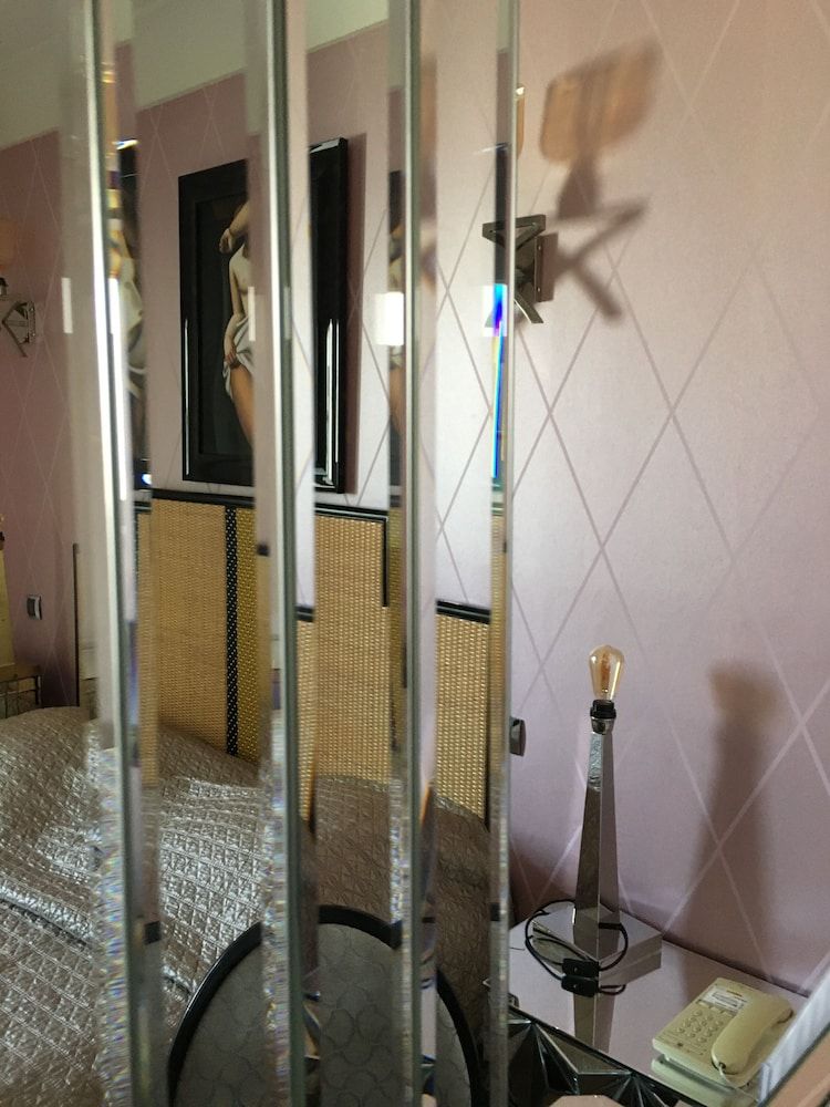 Le Meurice Standard Double Room 10