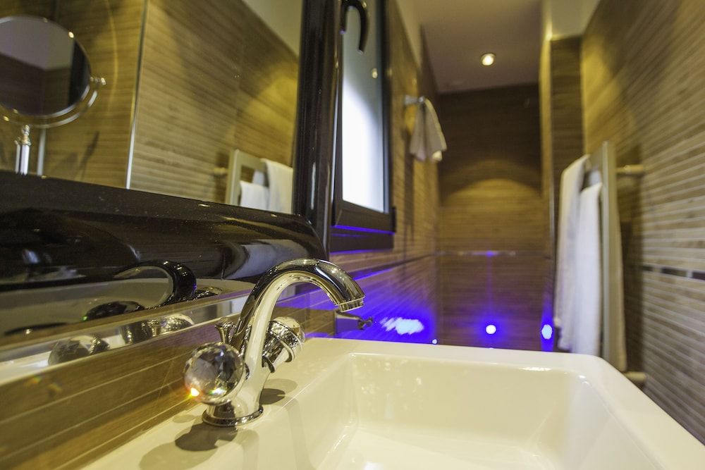 Le Meurice Standard Double Room 9