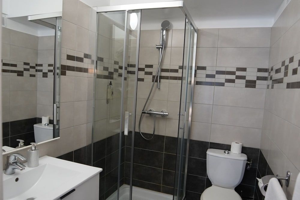 ATH Hôtel Athénée Basic Double or Twin Room 7