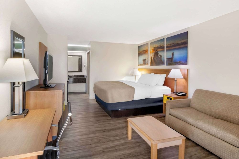 Suite, 1 King Bed, Non Smoking (Efficiency)
