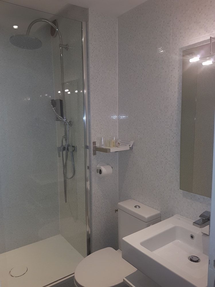 Hôtel de L'abbaye Standard Room, Multiple Beds 4