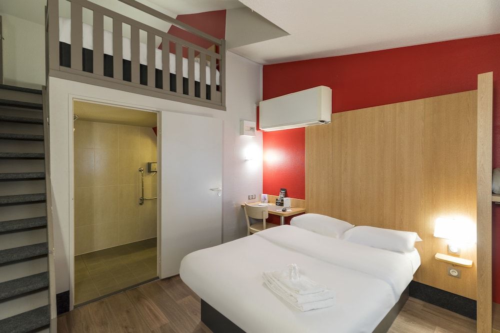 B&B HOTEL Auxerre Bourgogne Quadruple Room, Accessible, Non Smoking 3