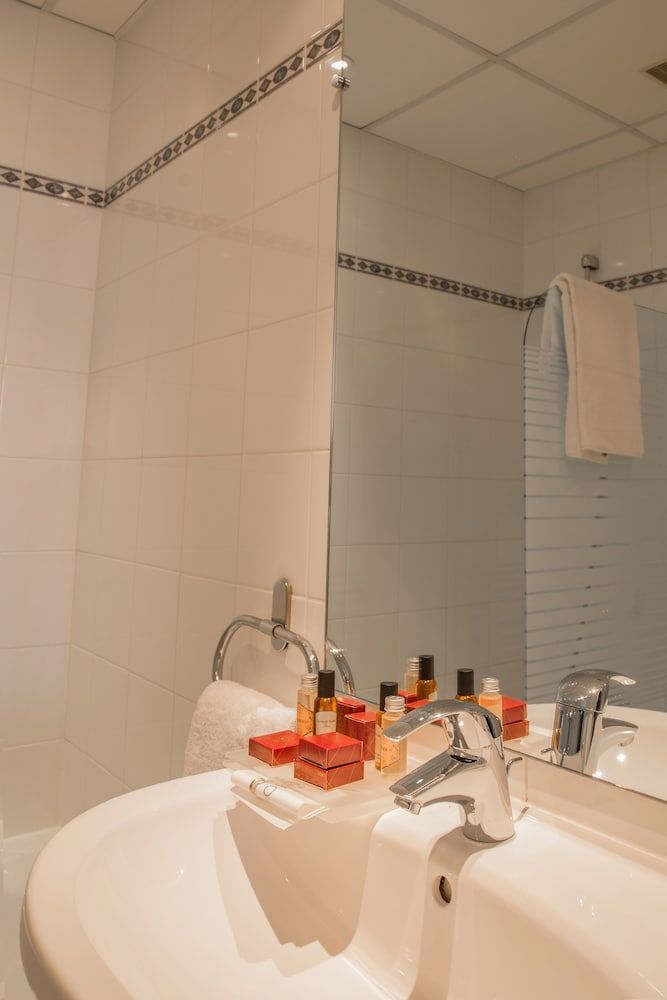 Hotel De France Classic Double Room 4