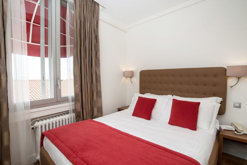 undefined Hotel De France 2