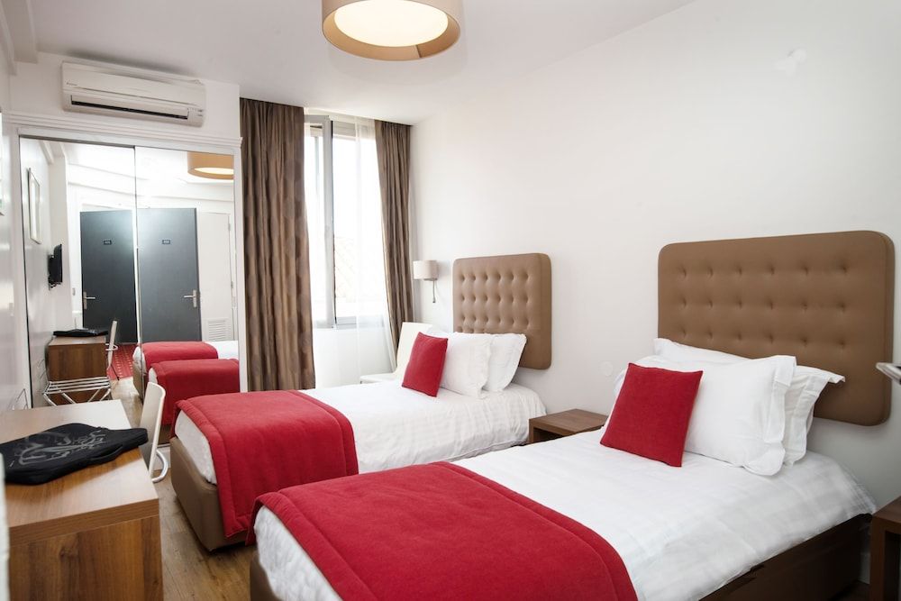 Hotel De France Classic Double Room 3