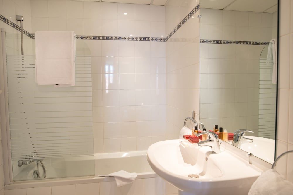 Hotel De France Superior Double Room 6