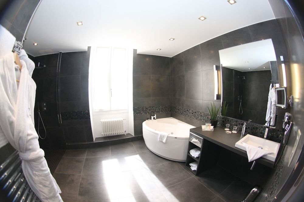 Chapeau Rouge par William Frachot Deluxe Room with Spa access 6