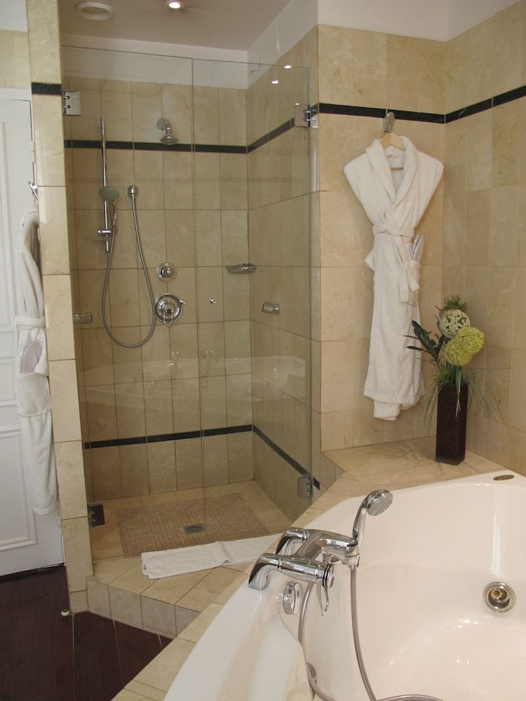 Chapeau Rouge par William Frachot Deluxe Room with Spa access 4