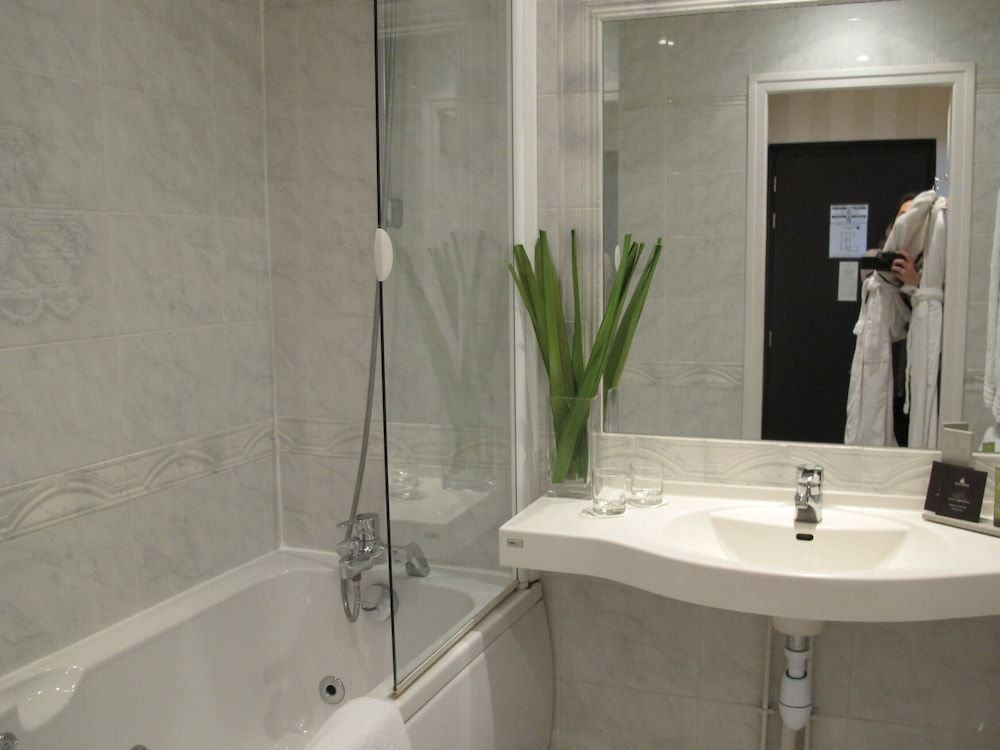 Chapeau Rouge par William Frachot Initiale Room with Spa access 5