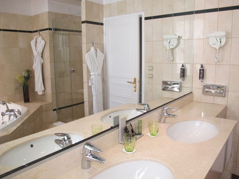 Chapeau Rouge par William Frachot Deluxe Room with Spa access 2