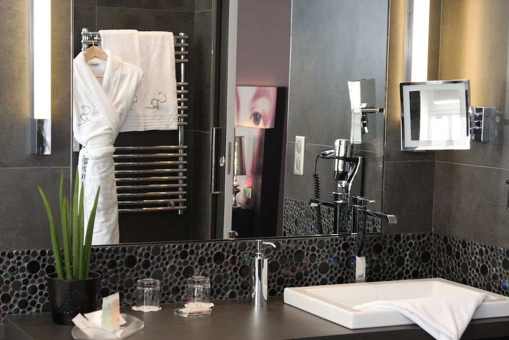 Chapeau Rouge par William Frachot Deluxe Room with Spa access 3