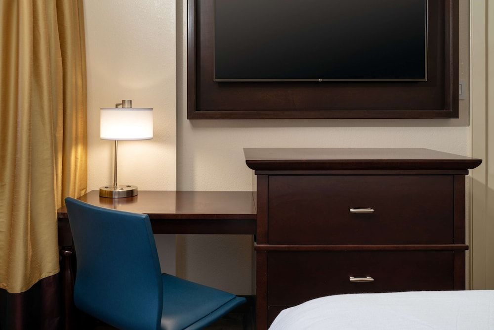 Suite, 1 King Bed, Accessible, Bathtub (Mobility & Hearing)