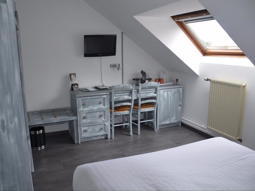 Le Val Saint Hilaire Standard Single Room 2