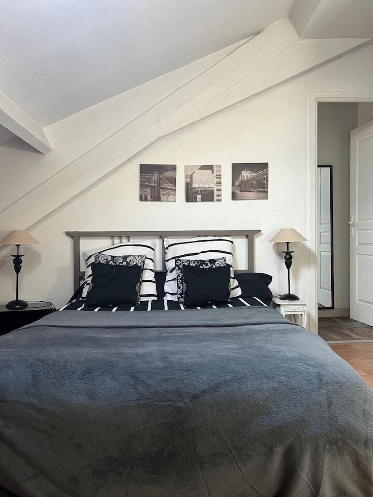 Classic Double Room (N°3 Black and white)