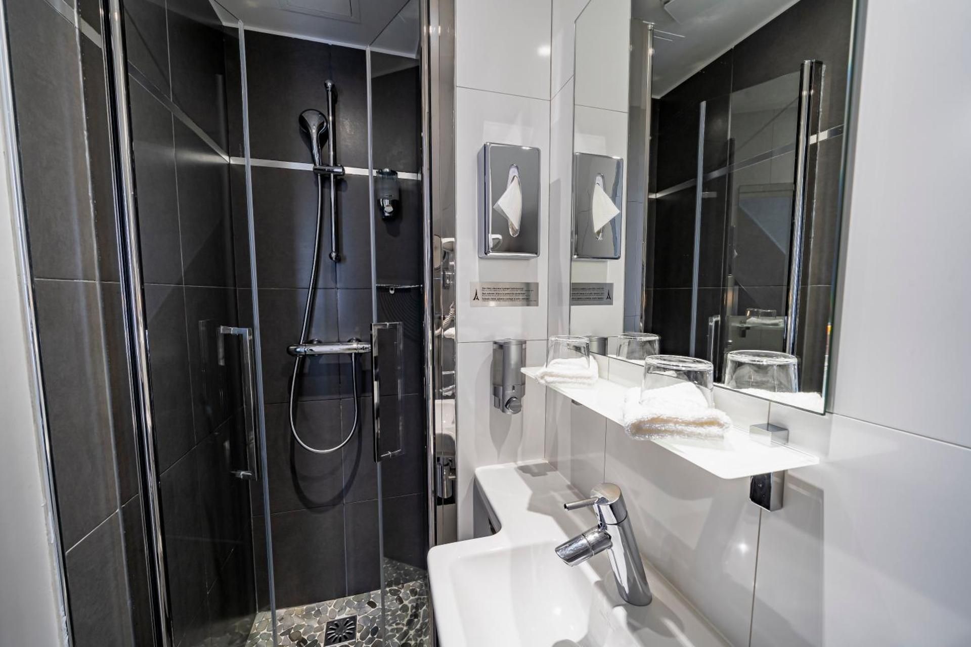 undefined Hôtel de La Paix Tour Eiffel 10