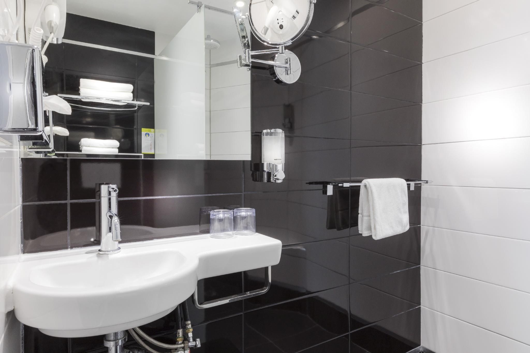 undefined Hôtel de La Paix Tour Eiffel 7